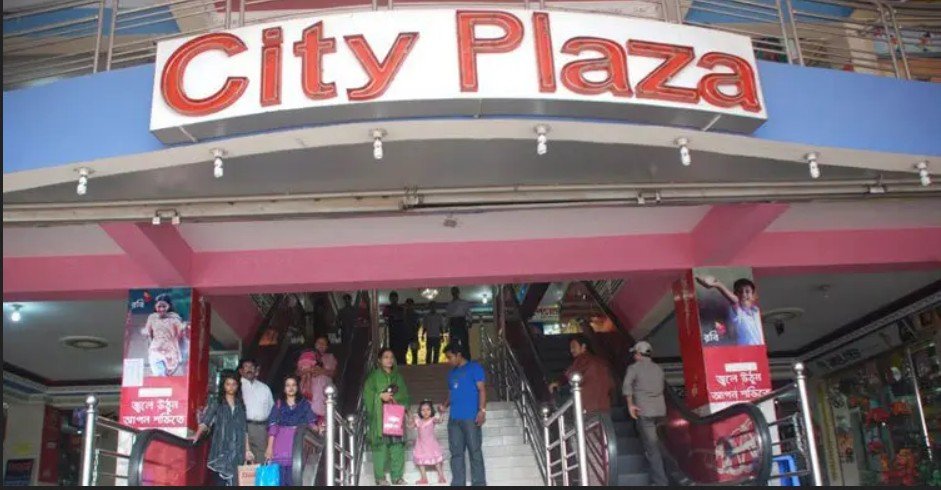 নারী পুলিশসহ